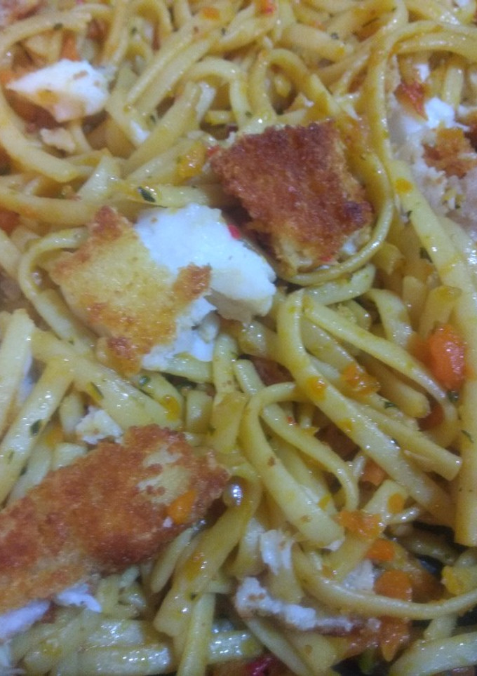 Una foto de Tallarines con verduras, merluza empanada y salsa de soja dulce