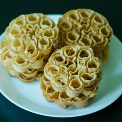 A picture of Achappam/Rosette cookies.