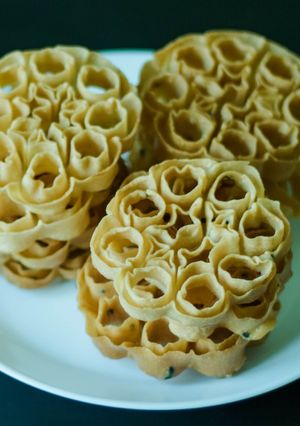 A picture of Achappam/Rosette cookies.