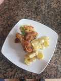 Muslo de pollo al horno, con papines en salsa de mostaza y queso