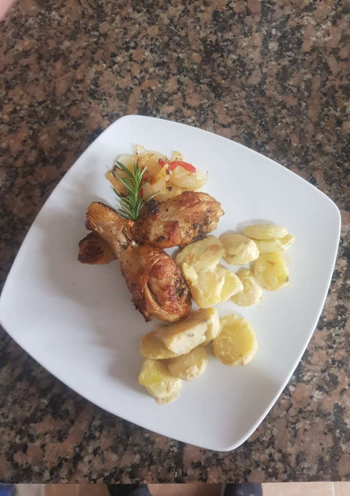 Una foto de Muslo de pollo al horno, con papines en salsa de mostaza y queso