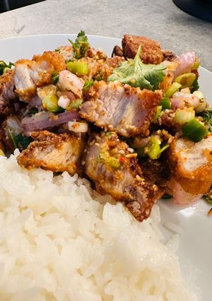 รูปของ ข้าวยำหมูกรอบแซ่บ