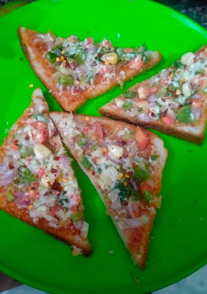 ब्रेड पिज़्ज़ा (bread pizza recipe in Hindi) रेसिपी मुख्य फोटो