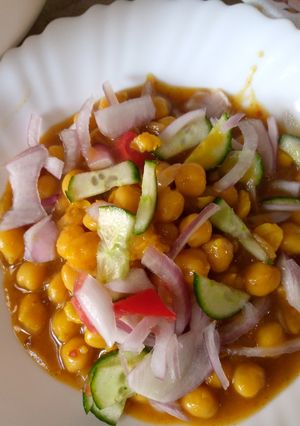 A picture of Kathiyawari cholay.