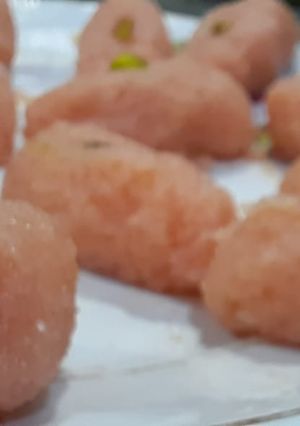 રોઝ કોકનેટ રોલ (Rose Coconut Rolls Recipe In Gujarati) રેસીપી મુખ્ય ફોટો