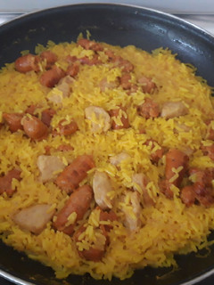 Una foto de Arroz con salchichas rojas y mini hamburguesas