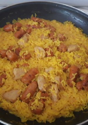 Una foto de Arroz con salchichas rojas y mini hamburguesas