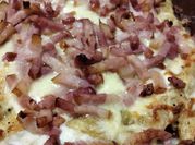 Una foto de patatas fritas con queso cheddar