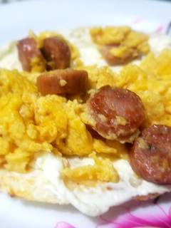 Una foto de Arepa asada con huevos y salchicha