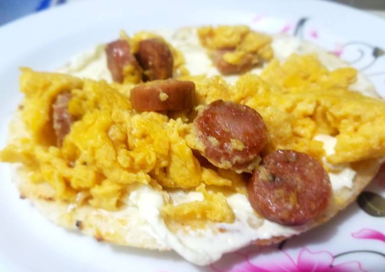 Arepa asada con huevos y salchicha