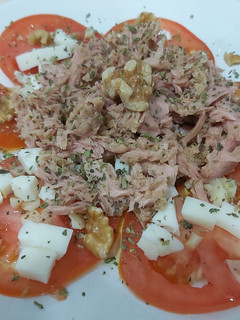 Foto principal de Aliño de tomate con queso y atún.