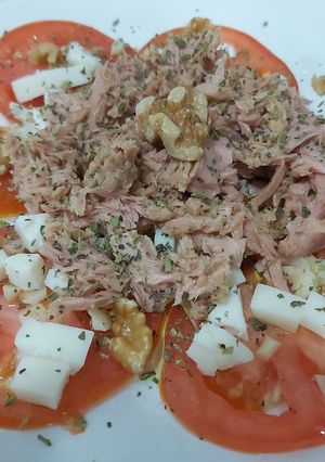 Foto principal de Aliño de tomate con queso y atún.
