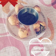 A picture of Green chutney wada.