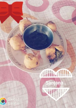 A picture of Green chutney wada.