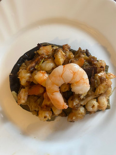 Una foto de Berenjena Rellena de Pulpo y colas de langostino