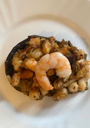 Una foto de Berenjena Rellena de Pulpo y colas de langostino