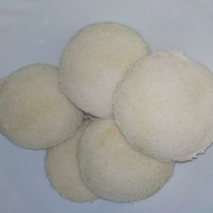 A picture of Urad dal rawa idli.