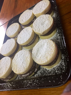 Una foto de Alfajores de maicena rellenos de crema bariloche
