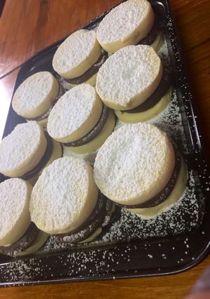 Una foto de Alfajores de maicena rellenos de crema bariloche