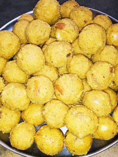बेसन के लड्डू (Besan ke ladoo recipe in hindi) रेसिपी मुख्य फोटो