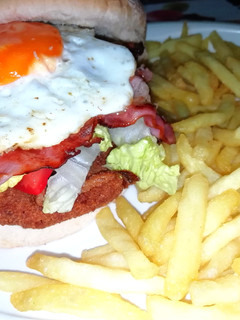 Una foto de Hamburguesa de pollo empanado casera 🍔🍟