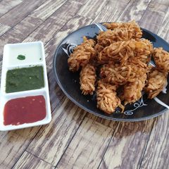 A picture of Thread chicken samosa.