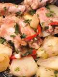 Alitas de pollo con papas salteadas