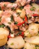Alitas de pollo con papas salteadas
