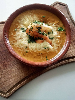 Una foto de Sopa crema de calabaza, parmesano y langostinos