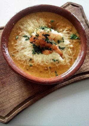 Una foto de Sopa crema de calabaza, parmesano y langostinos