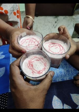 स्ट्रॉबेरी शेक (strawberry shake recipe in Hindi) रेसिपी मुख्य फोटो