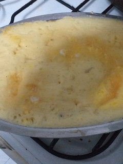 Una foto de Pastel de papa con carne cortada a cuchillo