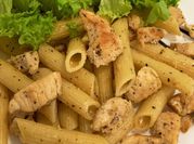 Una foto de pasta con pollo