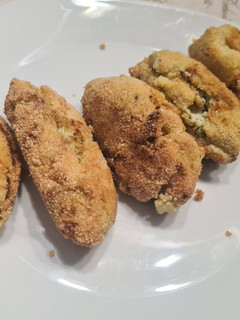 Una foto de Croquetas keto de pollo y aguacate