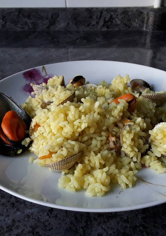 Una foto de Arroz con mejillones y berberechos frescos