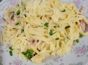 Una foto de crema de jamón y ciboulette