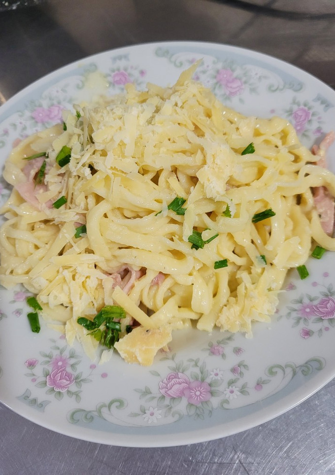 Una foto de Tallarines caseros con carbonara suave
