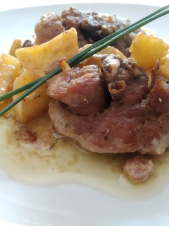 Una foto de Osobuco de pavo con patatas