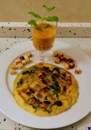 Foto principal de Tortilla de espinacas, nueces y arándanos con crema de zanahoria y apio