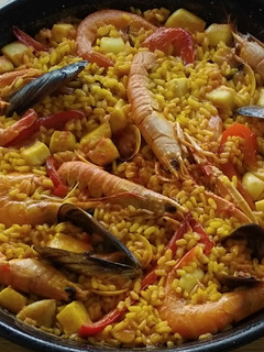 Una foto de Paella de marisco