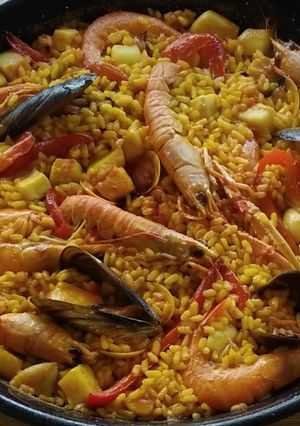 Una foto de Paella de marisco