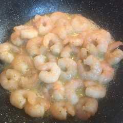 Una foto de Camarones macerados al Pilpil