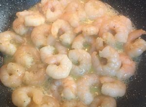 Una foto de Camarones macerados al Pilpil