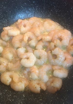 Una foto de Camarones macerados al Pilpil