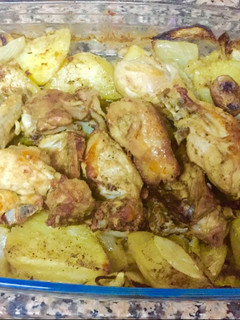 Una foto de Pollo con patatas al horno