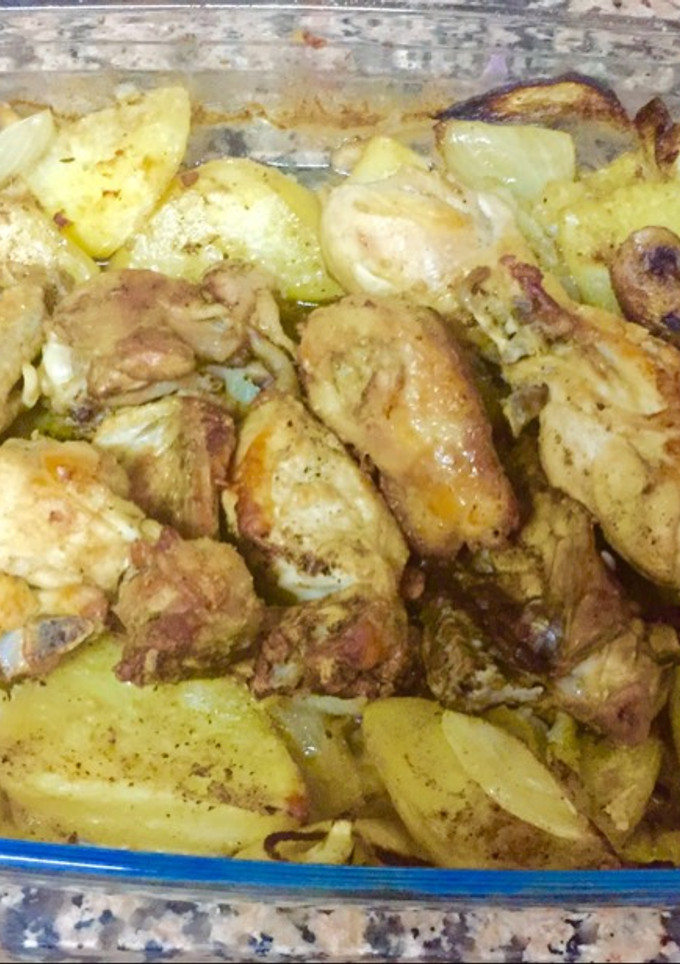Una foto de Pollo con patatas al horno