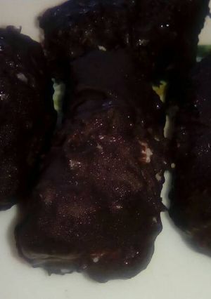 Una foto de Bombones de coco y leche condensada bañados en chocolate!!