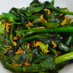 A picture of Sukiyaki kai lan with fried ginger.