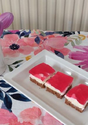 A picture of Keto jelly layered cake.