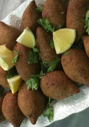 A picture of Kibbeh with Meat 🍖🍅.